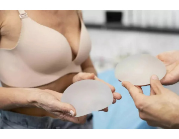 Мода на естественность: почему небольшие грудные импланты стали главным выбором 2026 года